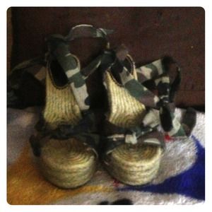 Selling wedges army color.💬🎀reduce price✂