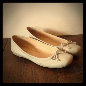 Size 5M nude Nine West flats!!