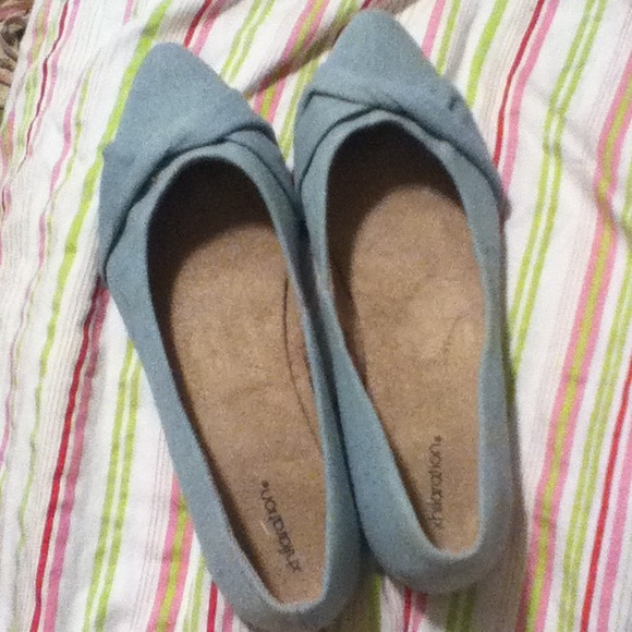 Adorable blue, pointed-toe shoes!