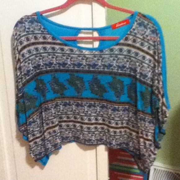 Very cute paisley print bat winged top😍