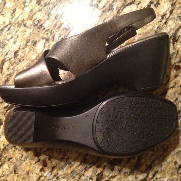 New 8.5 Easy Spirit comfy heals. Bronze/pewter