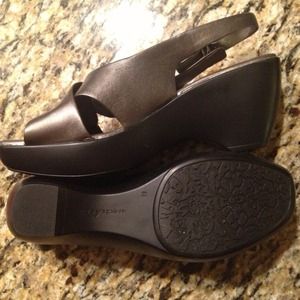 New 8.5 Easy Spirit comfy heals. Bronze/pewter