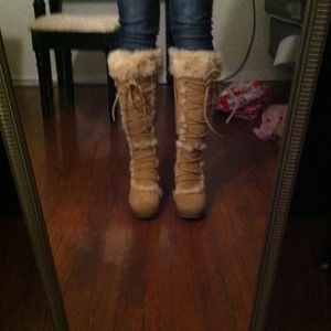 💚Tan and faux fur boots💚