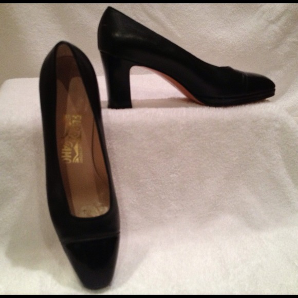 ✳Reduced!✳Vintage Salvatore Ferragamo Black Pumps