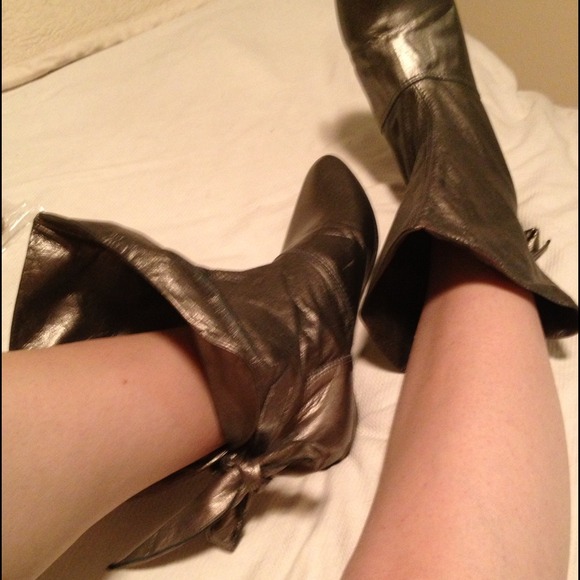 CLOSING SALE Italian Up-Down 2-Way Silver Boots - Picture 3 of 4
