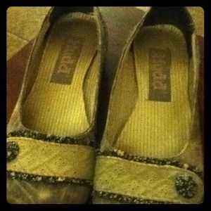 Mudd very very cute flats!