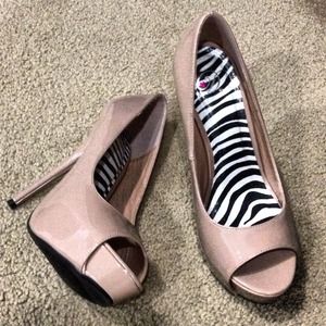 Pretty heels size 9 I wear those couple times ❤