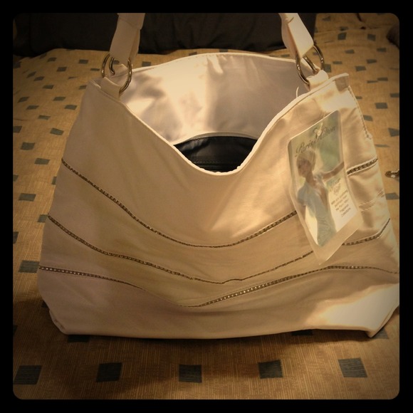 ✨SOLD.....Free Gift with any hand bag purchase✨