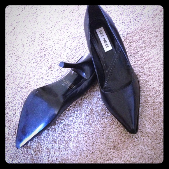 PRICE DROP!! Like new Steve Madden pointed pumps!