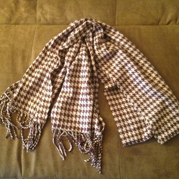 Brown & Tan Scarf-Houndstooth pattern