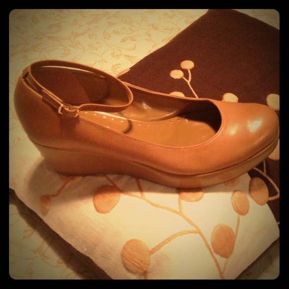 "BCBG" Wedge detachable strap shoe