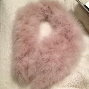 🚫Sold🚫✨Brand New ✨Zara feather scarf