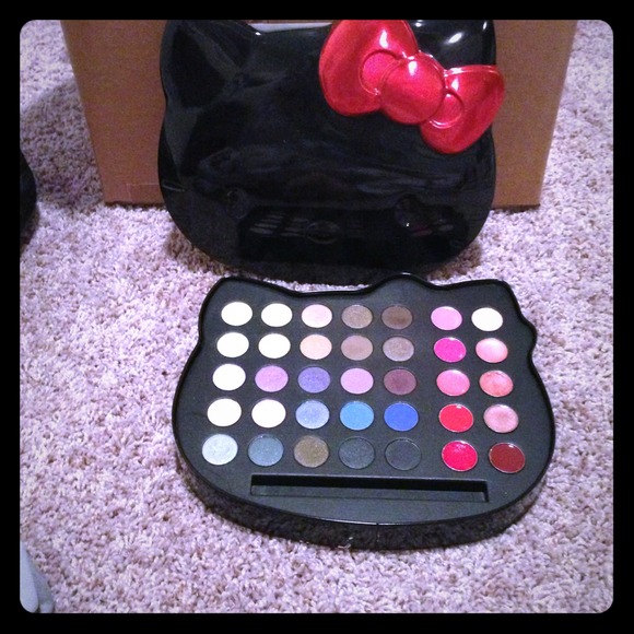 💙SOLD💙Hello Kitty Make-up Palette ✌