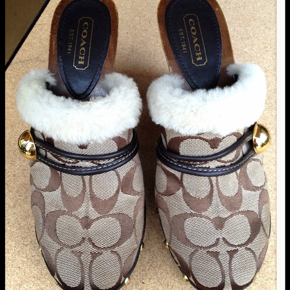 Coach pumps