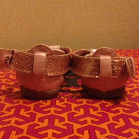 💢SOLD💢Hello Kitty sandals - Picture 3 of 4