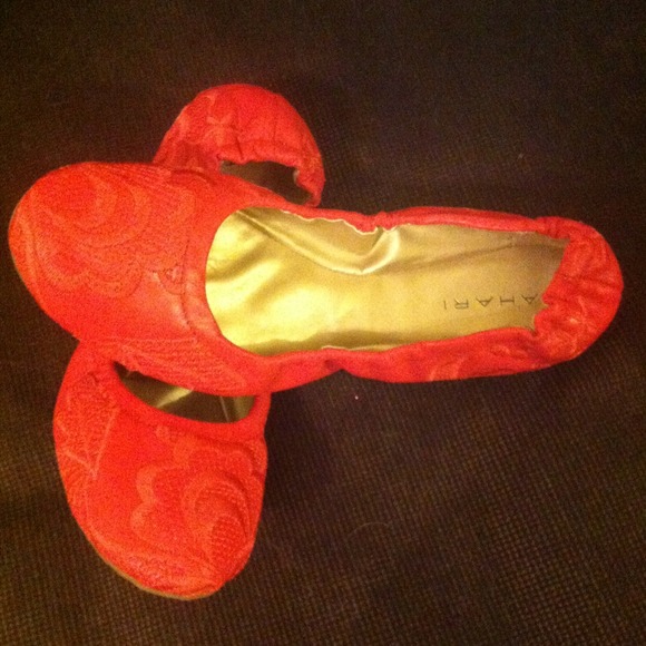 Sold in bundle***Tahari ballet flats