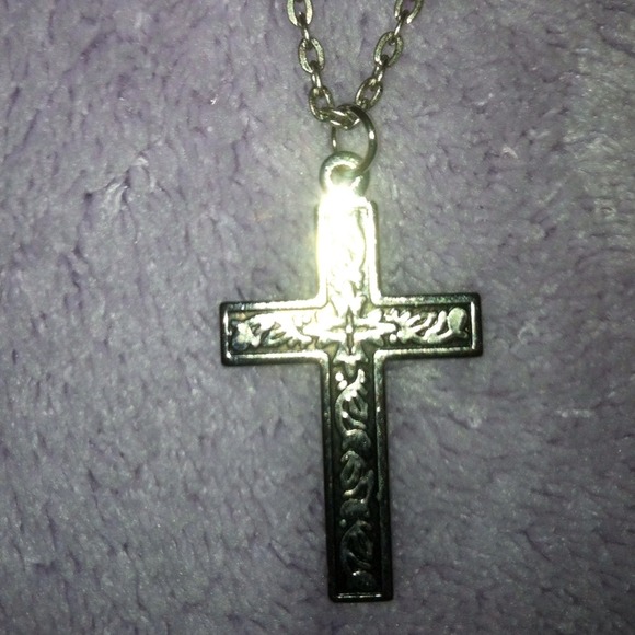 Sliver necklace with cross pennant