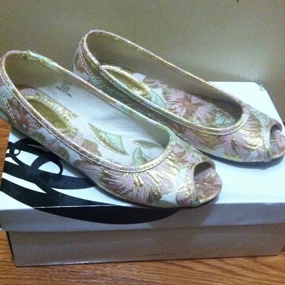 Shiny gold and pink floral peep toe flat😍✨👠