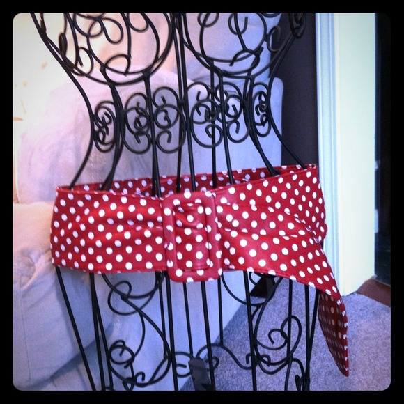 ?Bundled? Polka dot belt