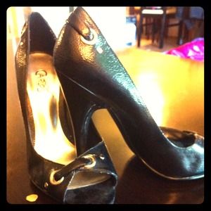 Carlos santana peep toe pump.