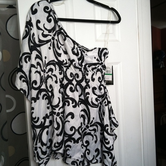 Black and white blouse new reduce