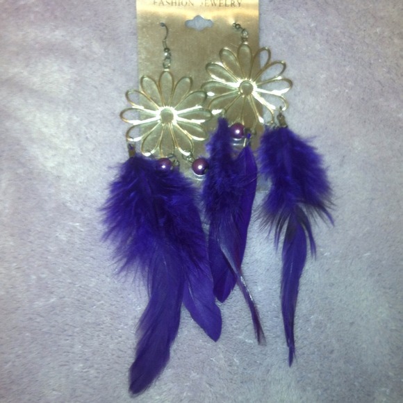 ✨BRAND NEW✨Flower earrings with purple feathers