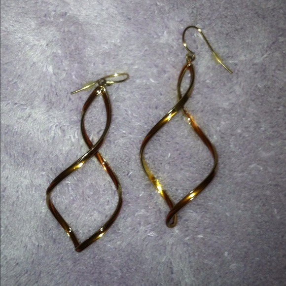 Gold earrings with twist