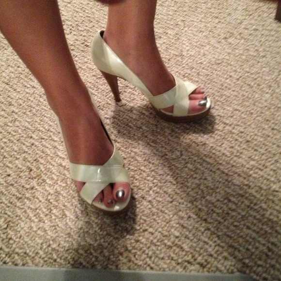 ❌SOLD❌ - Carlos Santana Ivory Peep-toe Pumps - Picture 1 of 4