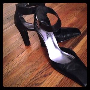 👠 Nine West sexy square toed high heels