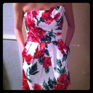 ❌SOLD❌Flowery fancy dress with pockets