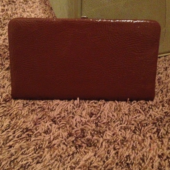 **RESERVED**Brown wallet & Guess wallet