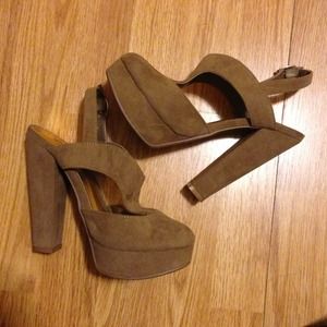 Taupe y strapped sandals