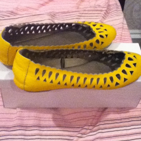 💥FOR SALE Scalloped Flats - Picture 2 of 4