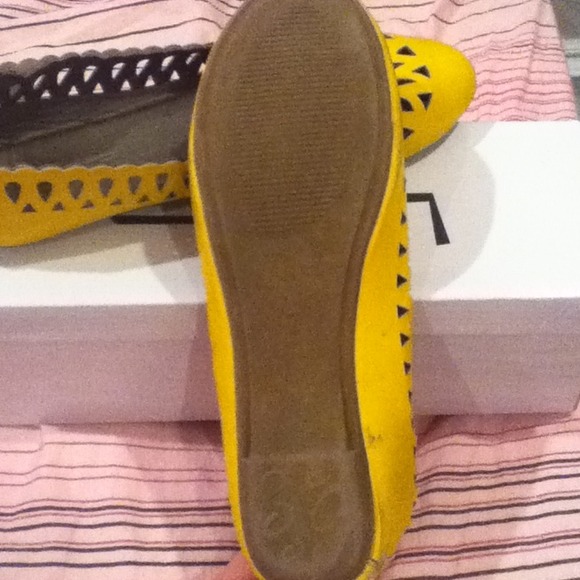 💥FOR SALE Scalloped Flats - Picture 3 of 4