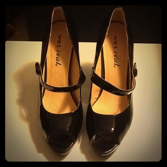 Patent leather Mary Jane pumps