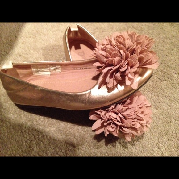 On HOLD -Kids Gap flats size 11. Like new.
