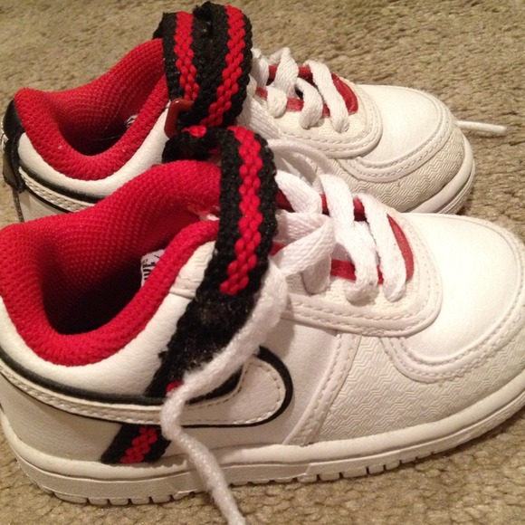 Toddler boys Nike shoes. Great condition