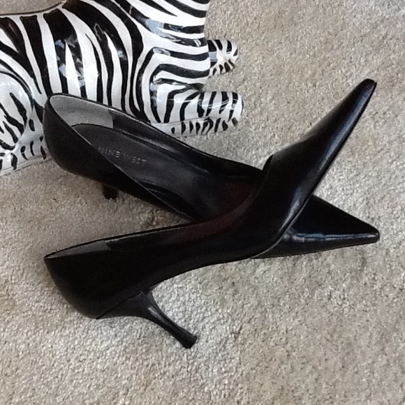 💖SOLD💖Black leather pumps - Picture 2 of 4