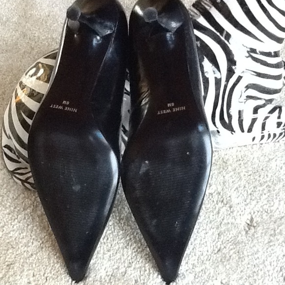 💖SOLD💖Black leather pumps - Picture 3 of 4