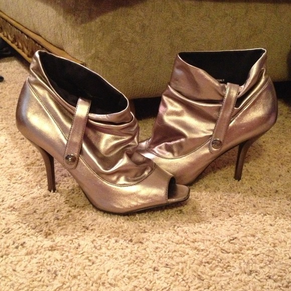 Metallic button ankle booties - Picture 3 of 3
