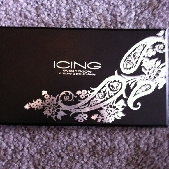 Icing eye shadow
