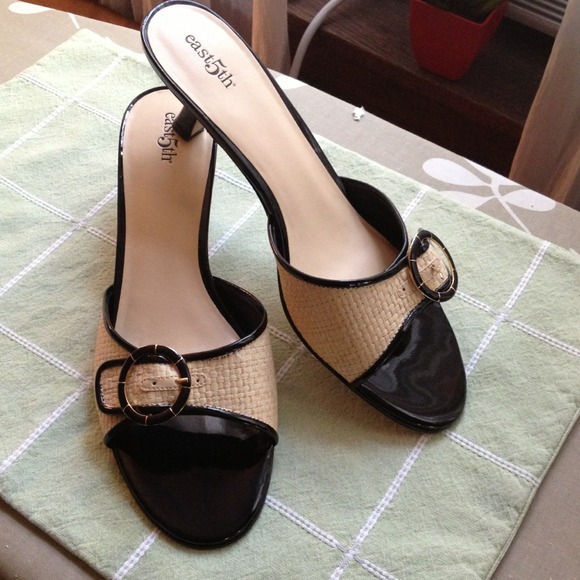 Straw and patent kitten heel.