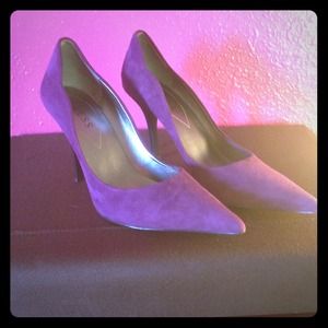 Purple suede GUESS pumps