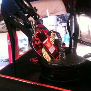 Apple bottoms size 10 black and a 6 and half heel