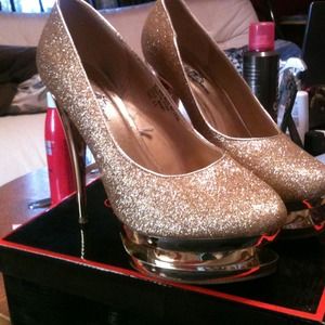 Apple bottoms glittery gold 6 inch heels size 8.5