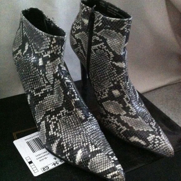 Reduced price!!!!Leather bootie! Colin Stuart.