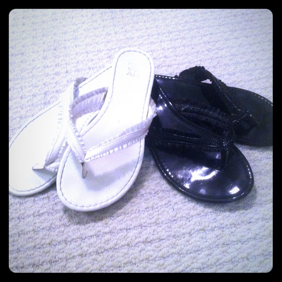 2 pairs of flip flops
