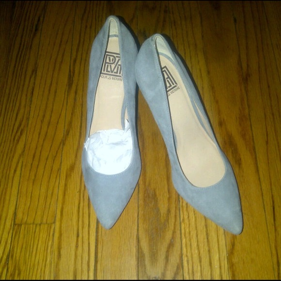Pour la Victoire Daina Suede Pump