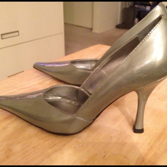 Silver 7.5 BCBG pumps