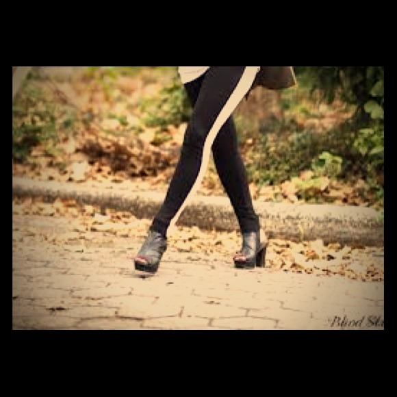 SOLD**Color block legging pants
